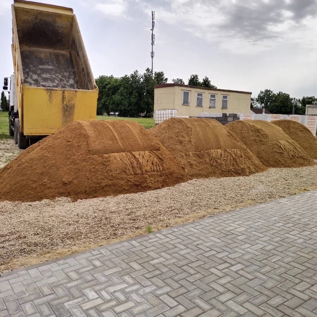 Песок с доставкой и разгрузкой на объекте